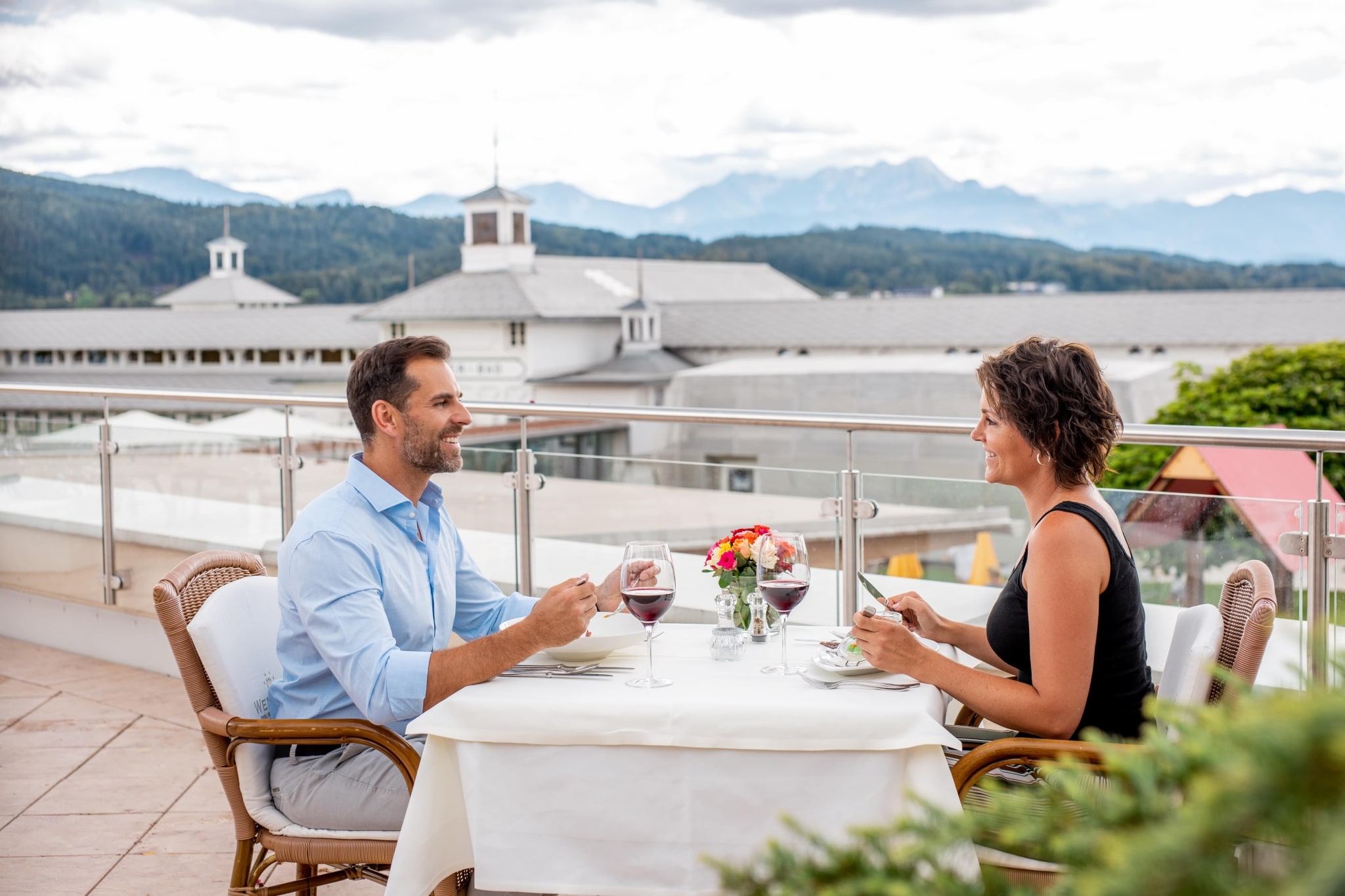 Dinner bei Wein und Seeblick im Panorama-Seerestaurant mit Karawanken im Hintergrund.
